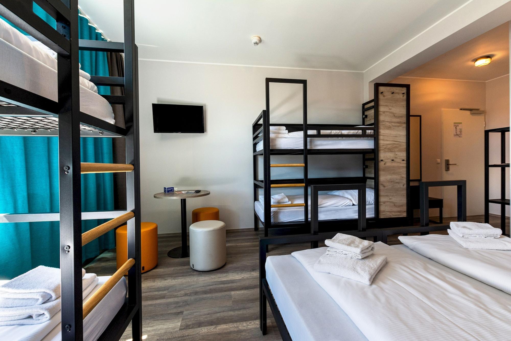 Hotel a&o München Laim Esterno foto