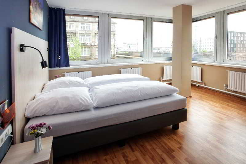 Hotel a&o München Laim Esterno foto